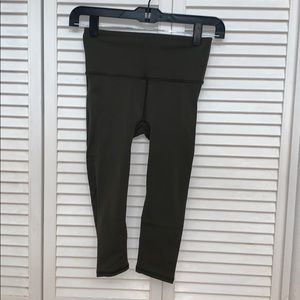 Lululemon size 4 reveal crop leggings.